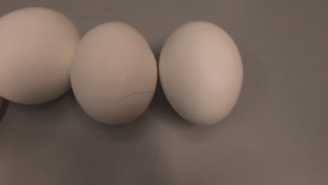 Gekochte-Eier-Liegen-Auf-Der-Bank