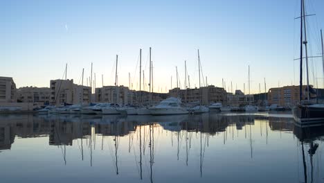 Hafen-Von-Bormes-les-Mimosas-Bei-Sonnenuntergang,-Gebäude-Und-Schiffe-In-Silhouetten,-Mittelmeer---Südfrankreich