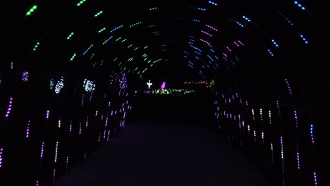 LED-Beleuchtungsfestival-Im-Park,-Spaziergang-Durch-Den-LED-Tunnel