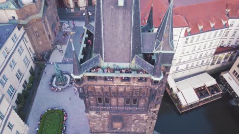 Luftaufnahme-Kippt-über-Hohes-Bauwerk-Mit-Touristen-Auf-Aussichtsplattform