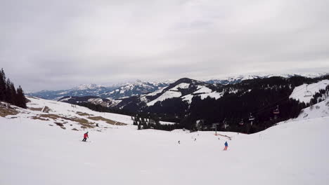 Skifahren-Und-Snowboarden-In-Den-Schweizer-Alpen-In-Ellmau,-österreich-Im-Skiwelt-Resort