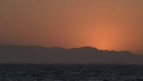 Segelboot-Segeln-Nach-Sonnenuntergang-In-Der-Bucht-Von-San-Francisco-Im-Sommer