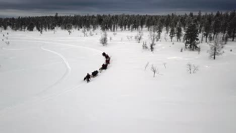Vista-De-Drones-De-Trineo-De-Renos-En-Saariselka,-Laponia,-Finlandia