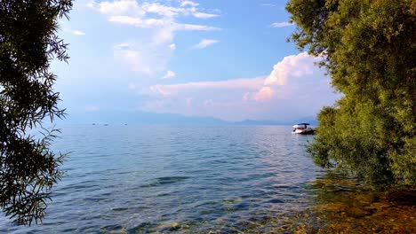 Standbild-Eines-Bootes-Auf-Dem-Blauen-Wasser-Des-Ohridsees-In-Mazedonien