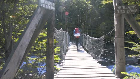 Junge-Frau-überquert-Die-Hängebrücke-Auf-Einer-Wanderung-Im-Nationalpark-Torres-Del-Paine,-Patagonien,-Chile