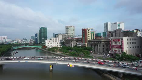 Eine-Von-13-Drohnenaufnahmen-Der-Khanh-Hoi-Brücke,-Die-Den-Tau-Hu-Kanal-überquert-Und-Die-Bezirke-1-Und-4-In-Ho-Chi-Minh-Stadt-Verbindet