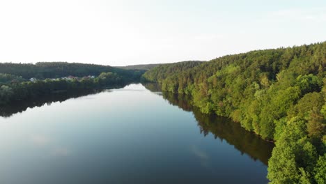 Łapino-See-Im-Pommerschen-Bezirk-Dolly-Aufnahme-Von-Einer-Drohne