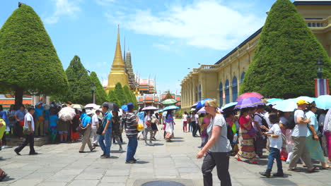 Bangkok,-Thailand-–-Zeitraffervideo-Von-Touristen-Und-Publikum-Im-Emerald-Temple-In-Bangkok,-Thailand-An-Einem-Heißen-Und-Sonnigen-Tag