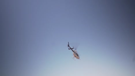 Helikopter-Startet-Und-Fliegt-Weg.mp4