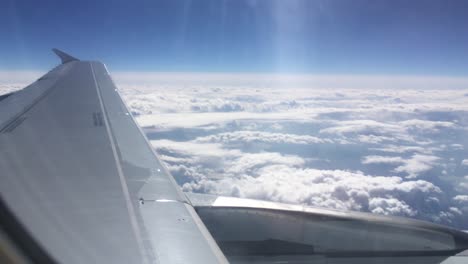 Flügelansicht-Eines-Flugzeugs,-Das-In-Der-Nähe-Weißer-Wolken-Am-Himmel-Fliegt-3