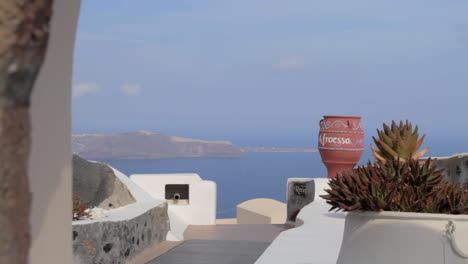View-of-an-alley-in-a-traditional-cycladic-architecture-village-in-Santorini,-Greece
