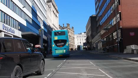 Various-vehicles,-cars---busses-travelling-in-Liverpool-city-streets-on-sunny,-bright-day