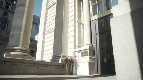 Aufschlussreiche-Aufnahme-In-Zeitlupe-Vom-Eingang-Des-Royal-Exchange-Building-In-London