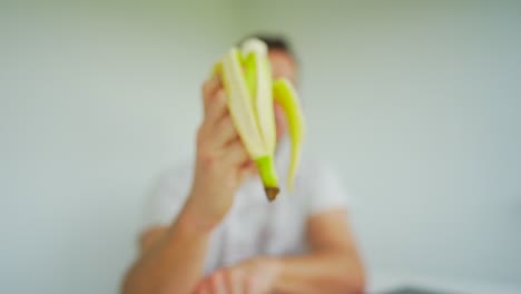 Los-Hombres-Comen-Un-Plátano