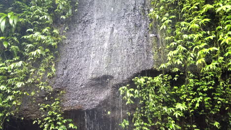 Vista-Panorámica-Lenta-De-La-Pequeña-Cascada-De-La-Selva-Tropical,-Ubud,-Bali,-Indonesia