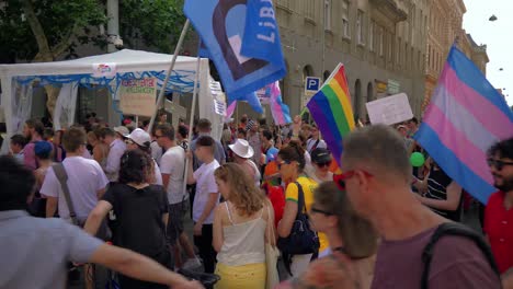 Bunte-Menschen-Marschieren-Im-Budapest-Pride