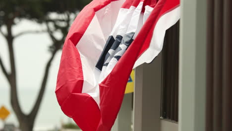 Bandera-Americana-De-Estilo-Colonial-Ondeando-Con-La-Brisa-En-La-Playa-Desde-Una-Estructura