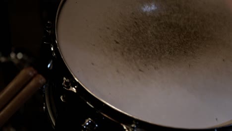 Nahaufnahme-Eines-Schlagzeugers,-Der-Auf-Einer-Snare-Spielt