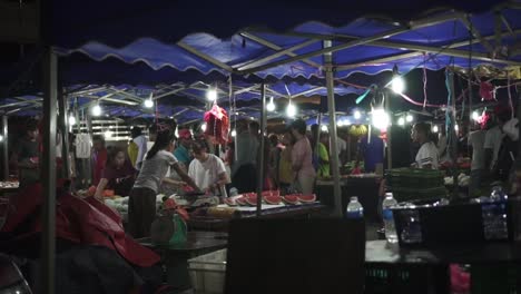 Nachtansicht-Des-überfüllten-Asiatischen-Nachtmarktes-Mit-Vielen-Leuten,-Die-Herumlaufen