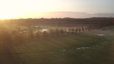 Luftaufnahme-über-Angelegte-Felder-Mit-Einem-Atemberaubenden-Sonnenaufgang