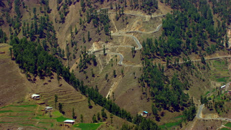 Antena-Sobre-La-Cima-De-Las-Montañas,-Mostrando-Caminos,-Casas-Y-Bosques-Del-Valle