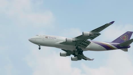 Thai-Airways-Boeing-747-4d7-Hs-tga-Acercándose-Antes-De-Aterrizar-En-El-Aeropuerto-De-Suvarnabhumi-En-Bangkok-En-Tailandia