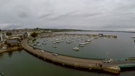Penzance-Harbour,-Dock,-Boote-Und-Yachten-Und-Die-Brücke-Zum-Trockendock-In-Der-Wunderschönen-Malerischen-Gegend-Von-Cornwall,-Die-Bei-Urlaubern-Beliebt-Ist