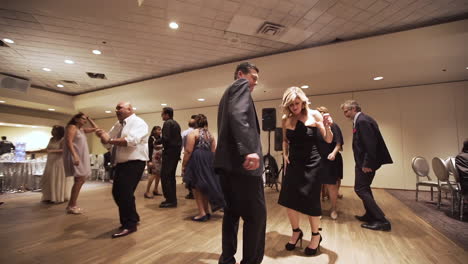 Gente-Bailando-En-Una-Pista-De-Baile-En-Un-Salón-De-Banquetes-En-Una-Boda