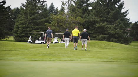 Eine-Gruppe-Von-Golfspielern-Verlässt-Einen-Golfplatz