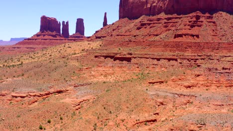 Drohnenaufnahmen-Aus-Der-Luft-Des-Monument-Valley-Navajo-Tribal-Park-Zwischen-Utah-Und-Arizona,-USA