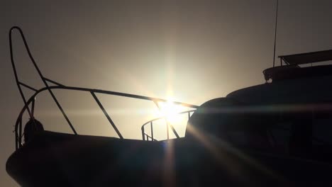 Rotierende-Aufnahme-Eines-Schiffsbugs-Bei-Sonnenuntergang