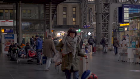 Gente-Esperando-Sus-Trenes-En-Y-Alrededor-De-Las-Diferentes-Tiendas-De-La-Estación-Central-De-Frankfurt