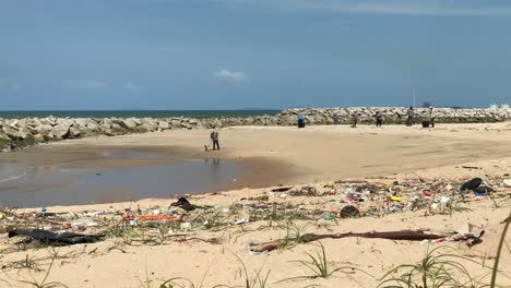 Verschmutzter-Strand-In-Rayong-Mit-Viel-Herumliegendem-Müll,-Der-Vom-Meer-Ausgewaschen-Wird,-Thailand