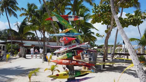 Strand-Wegweiser-Auf-Der-Blue-Lagoon-Island-Nassau,-Bahamas