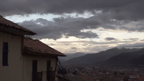 Clouds-over-moody-cityscape-of-Cusco-with-mountain-panorama,-Peru