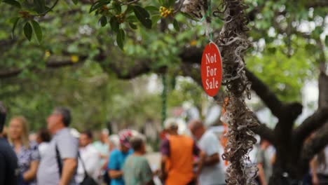 Un-Cartel-Colgado-De-Un-árbol-En-Una-Protesta-Para-Salvar-Un-Parque-Local