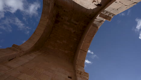 Rotierende-Aufnahme-Des-Hadrianbogens-In-Römischen-Ruinen-In-Der-Jordanischen-Stadt-Jerash