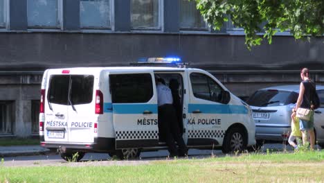 Der-Polizist-Der-Mestska-Policie-In-Ostrava-Verhängt-Eine-Geldstrafe-Gegen-Einen-Autofahrer-Wegen-Falschparkens-An-Einem-Sommertag