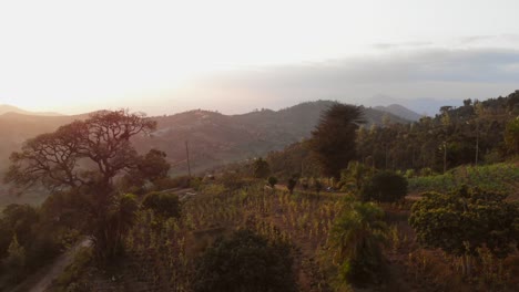 Un-Pequeño-Pueblo-En-Las-Montañas-De-Las-Colinas-De-Taita-Durante-La-Puesta-De-Sol,-Kenia