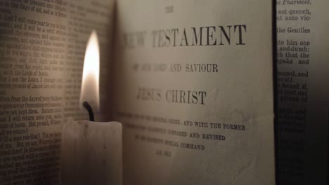 Bibelseiten-Des-Neuen-Testaments-Mit-Kerze