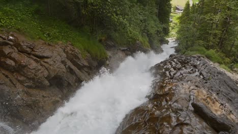 Wasserfall-Mit-Reißendem-Fluss