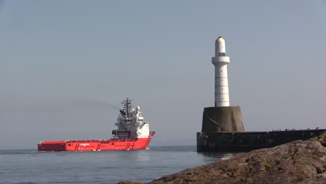Hafen-Von-Aberdeen-Mit-Einem-Schiff,-Das-An-Einem-Sonnigen-Tag-Am-Leuchtturm-Vorbeifährt