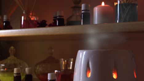 Parfümherstellungsraum-Mit-Vielen-Kerzen,-Fläschchen-Und-Gläsern-Mit-Farbigen-Flüssigkeiten,-In-Der-Nähe-Eines-Dampfgarers,-Aus-Dem-Dampf-Austritt