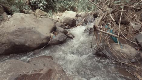 Agua-Corriendo-A-Través-De-Las-Rocas-En-El-Río-Sucio