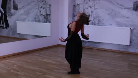 Bailarina-Profesional-Baila-En-La-Pista-De-Baile-Frente-Al-Espejo