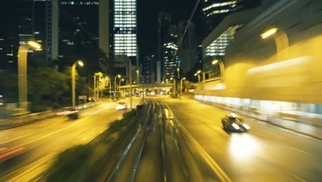 Tranvía-De-Dos-Pisos-Corriendo-Por-Las-Calles-Nocturnas-De-Hong-Kong-En-El-Centro