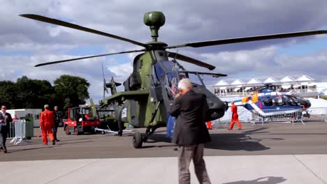 Ein-Tiger-Helikopter-Am-Boden-In-Einem-Luftladen-In-Berlin