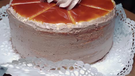 Caramel-and-chocolate-cake,-detail-shot