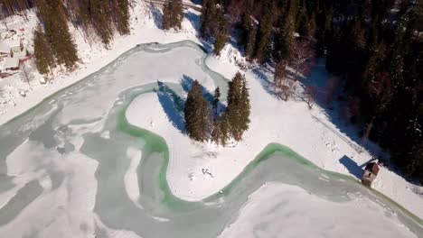 Lago-Del-Predil,-Tarvisio---Italien-Ein-Zugefrorener-Alpensee-In-Einer-Verschneiten-Wintermärchenhaften-Berglandschaft