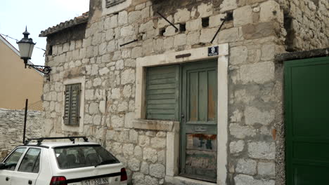 Ein-Alter-Weißer-Skoda-Und-Ein-Sehr-Altes-Haus-Mitten-In-Split-Kroatien